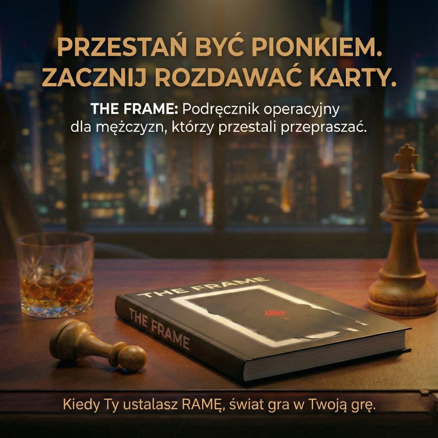 THE FRAME — książka na biurku, obok szklanki whisky i pionka szachowego, w tle nocna panorama miasta